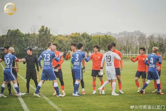 于是，她咬牙道：叶辰，要我说你不如哪天找个机会，把他们一家人狠狠的打上一顿，最好是把他们5个人腿全打断，让他们天天在这别墅里头坐轮椅。